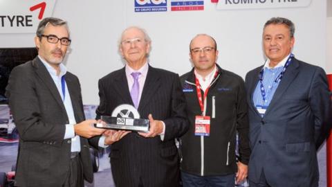 Luis Hernández entrega el premio a Ramón Regueira
