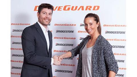 Mark Tejedor, director general de Bridgestone en el Suroeste de Europa con Gemma Mengual