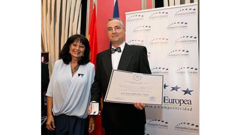 Ricardo Moll Schwerdt, director de marketing de Tiresur recibe la Medalla de Oro de manos de Myriam de la Sierra
