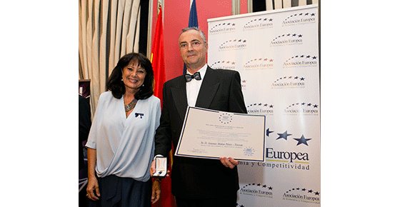 Ricardo Moll Schwerdt, director de marketing de Tiresur recibe la Medalla de Oro de manos de Myriam de la Sierra