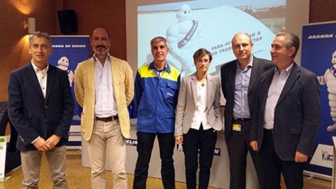 Los responsables de Michelin España y Portugal y de la fábrica de Aranda de Duero durante la visita a las instalaciones.