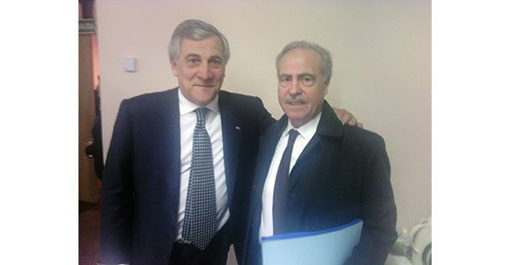 Francisco Ruiz, de Talleres Paype, posa a la derecha de Antonio Tajani, presidente del Parlamento Europeo