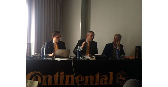De izda., a dcha., Mario Camacho, Jorge Cajal y Emilio de Villota durante la presentación del estudio realizado por Continental.