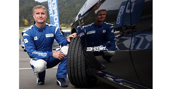 David Coulthard, embajador del Cooper Zeon 4XS Sport, posa al lado de este neumático de altas prestaciones