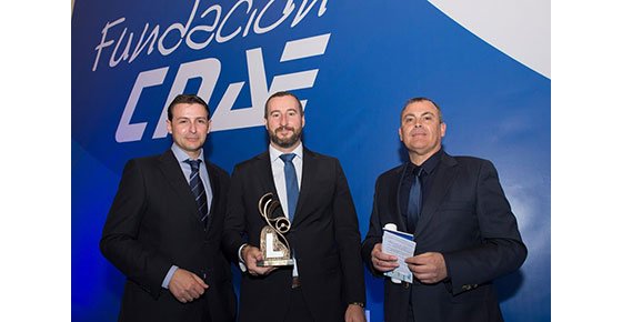 Joaquín Yuste, Salvador Pérez y José Luis Arroyo con el premio de la Fundación CNAE