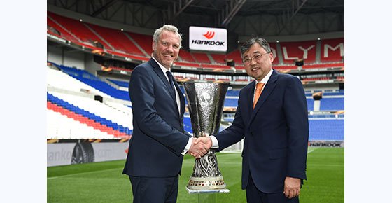 De izquierda a derecha el director de Marketing de la UEFA,  Guy-Laurent Epstein, y Han-Jun Kim, Presidente de Hankook Tire Europe.