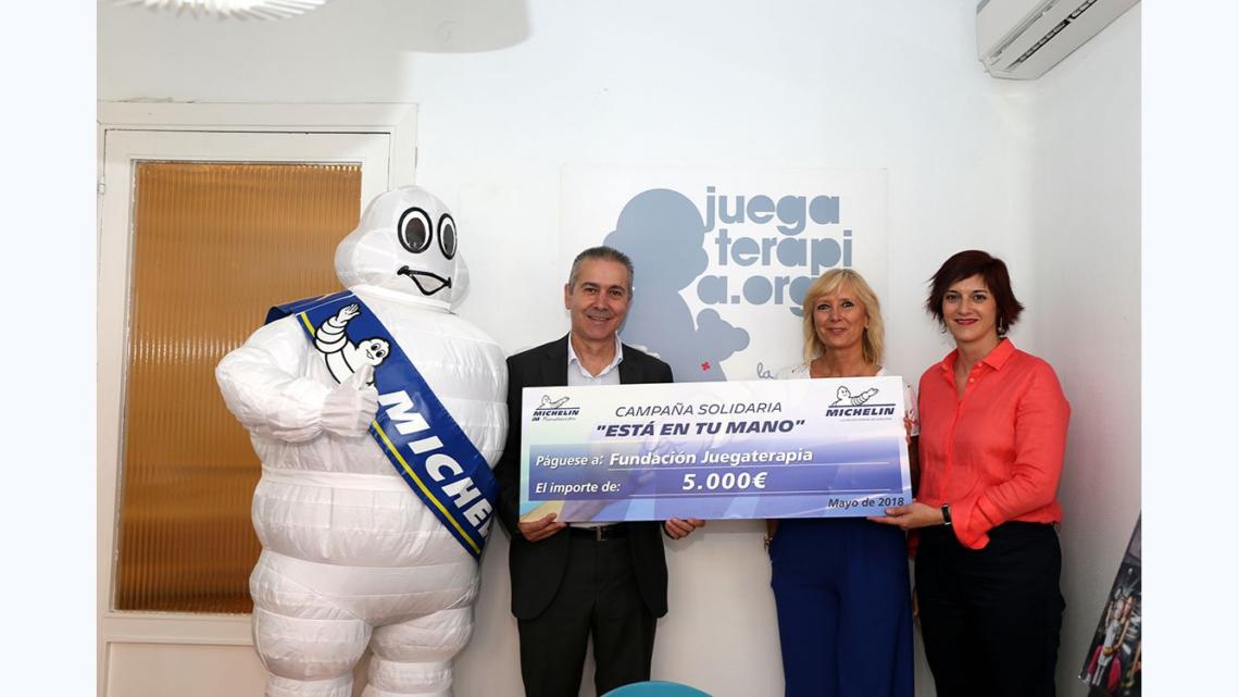 Félix Sanchidrián, director de la Fundación Michelin, entregando el cheque a la Fundación Juegaterapia.