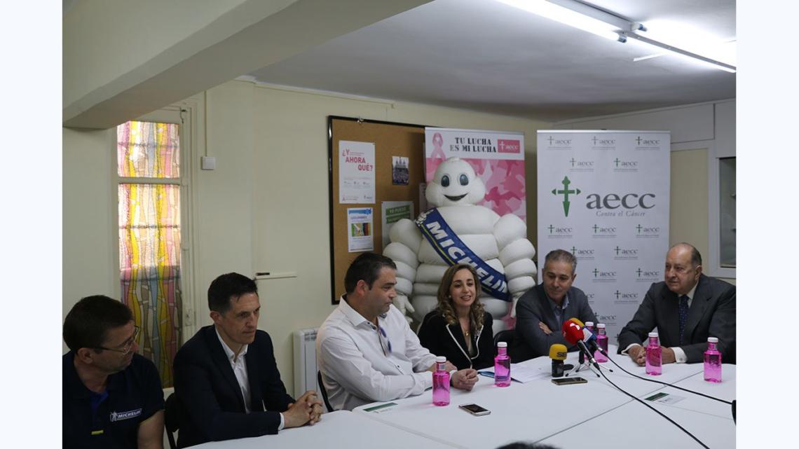 Félix Sanchidrián, director de la Fundación Michelin, entregando el cheque a la Asociación Contra el Cáncer de Aranda de Duero.