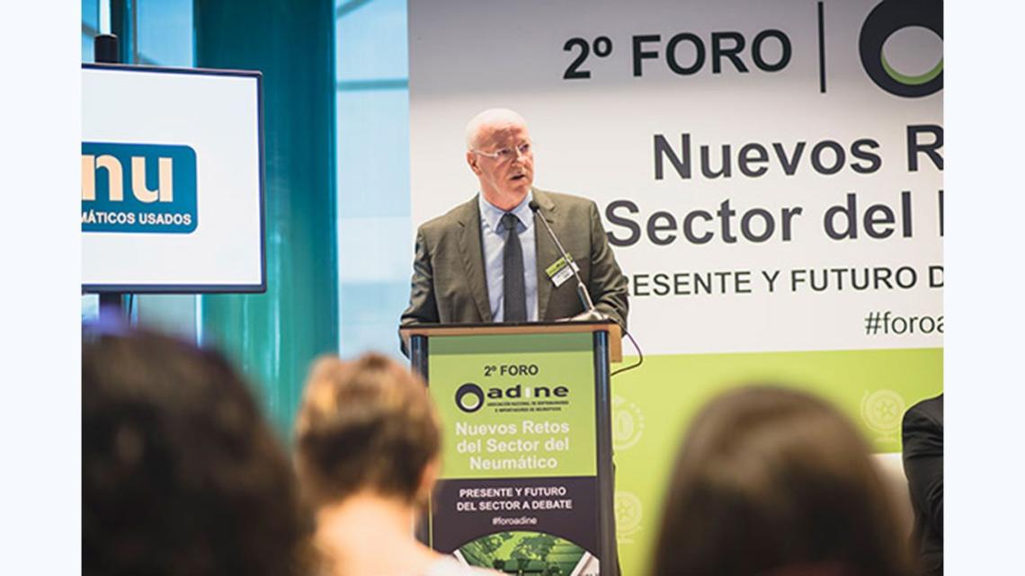 Juan Ramón Pérez, presidente de la Asociación Nacional de Distribuidores e Importadores de Neumáticos  (ADINE), inaugurando la segunda edición del foro “Nuevos retos del sector del neumático”.