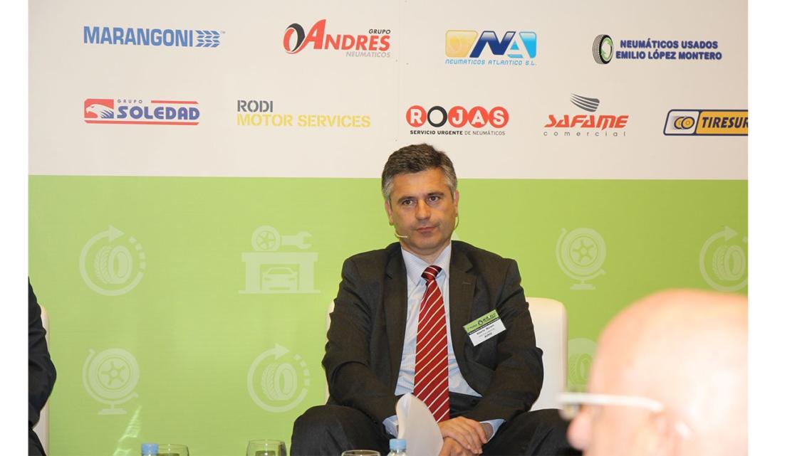Alberto Morán, director comercial en Aurgi, durante el debate sobre los nuevos retos del taller de neumáticos: digitalización, los nuevos servicios, el vehículo eléctrico, etc.