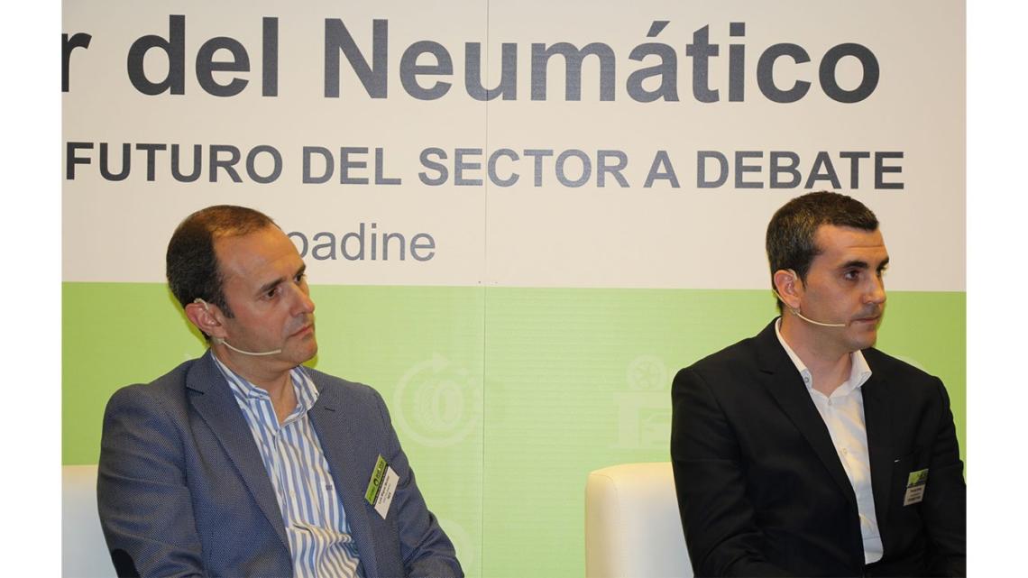 De izqda. a drcha. Luis Miguel Muñoz (Nex) y Francisco Dorad (Recambios Frain) en el debate sobre la distribución de neumáticos 2.0 y el papel del distribuidor en toda la cadena de suministro.