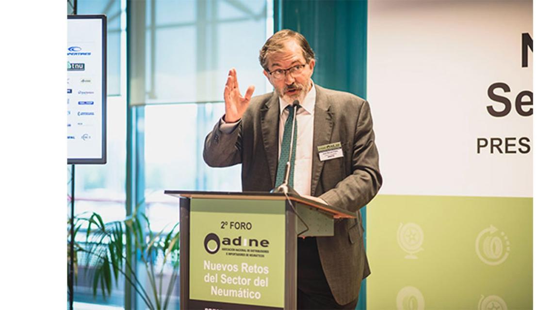 José Manuel Prieto, subdirector general de calidad y seguridad industrial del Ministerio de Industria clausurando la segunda edición del foro de ADINE “Nuevos retos del sector del neumático”.
