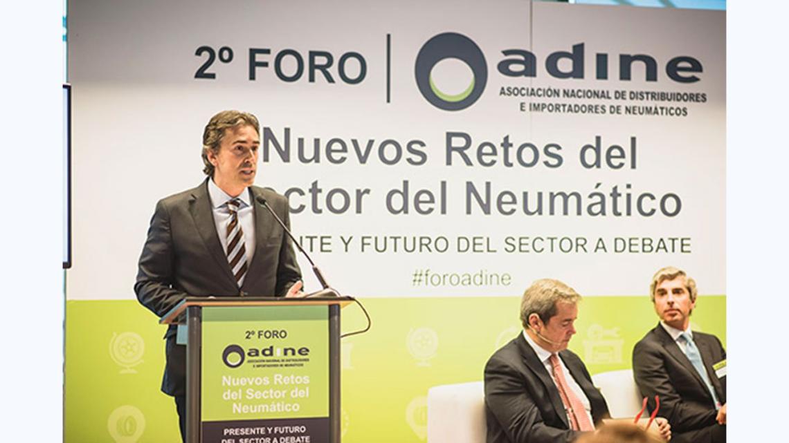 David Moneo, director de Motortec Automechanika, hablando durante la inauguración de la segunda edición del foro de ADINE “Nuevos retos del sector del neumático”.