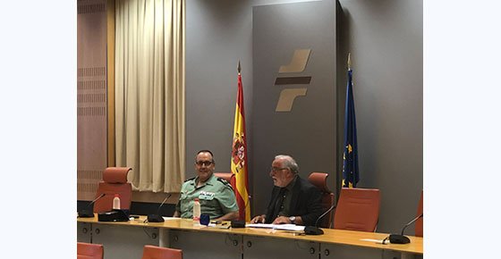 De izda. a drcha., Ramón Rueda (general jefe Agrupación de Tráfico de la Guardia Civil) y Pere Navarro (director general DGT).