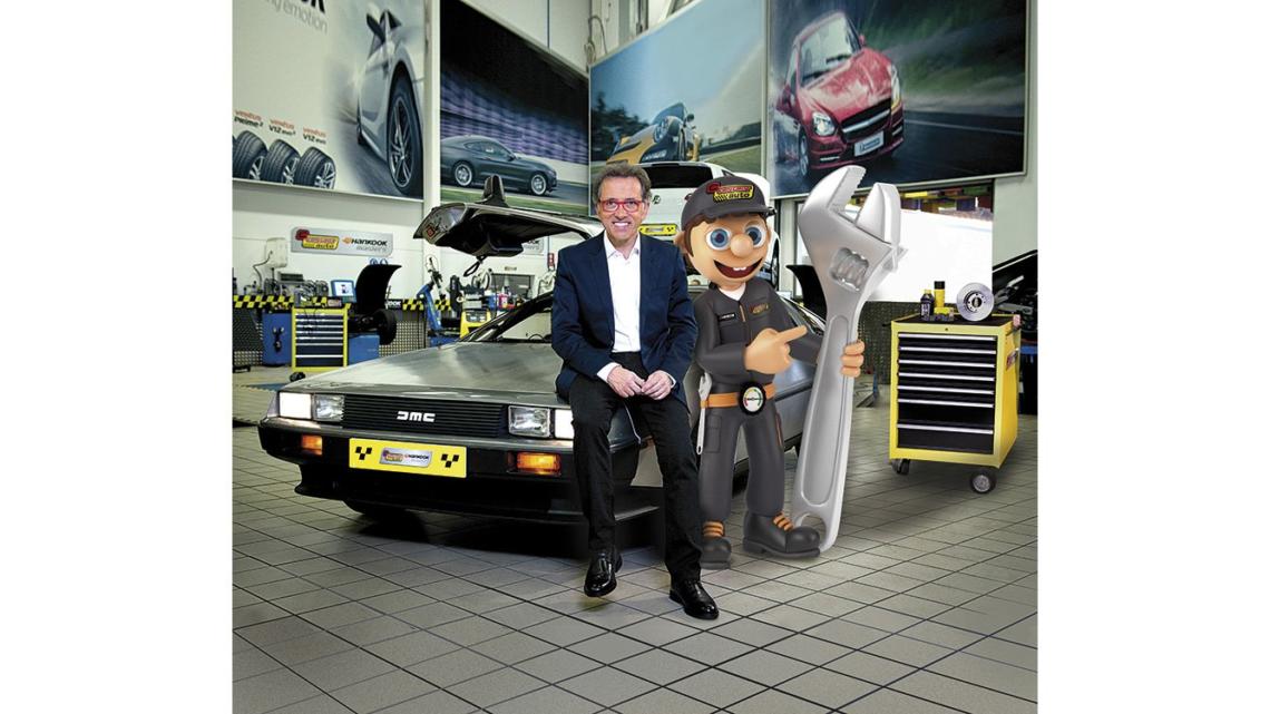 Jordi Hurtado, embajador de Confortauto Hankook Masters, con el DeLorean en  uno de los puntos de venta de la red de talleres perteneciente a Grupo Soledad.