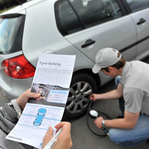Dos operarios vetificando el estado de los neumáticos durante la campaña de revisiones de Bridgestone