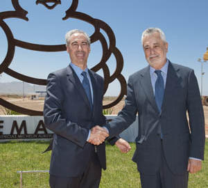 José Antonio Griñán, presidente de la Junta de Andalucía, y Javier Deleyto, director del Centro de Experiencias Michelin en Almería (CEMA).