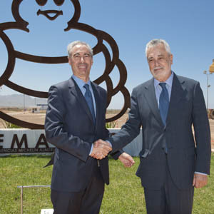José Antonio Griñán, presidente de la Junta de Andalucía, y Javier Deleyto, director del Centro de Experiencias Michelin en Almería (CEMA).