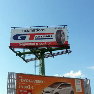 Monoposte anunciando la marca GT Radial