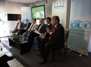 Desde la izquierda: José Luis Rodríguez, Jose Pablo Laguna (MINETUR), Rogelio Garrido (Dirección General de Consumo), Ignacio Lafuente (IDIADA), Jorge Castellanos (RACE) y Antonio Atienzar (CETRAA)