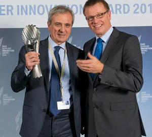 Maurizio Boiocchi, Director General Tecnológico de Pirelli, recoge el premio