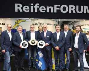 Helmut Perner, Director de Ventas de la División de Camión de Goodyear Dunlop Austria GmbH junto con su equipo de ventas